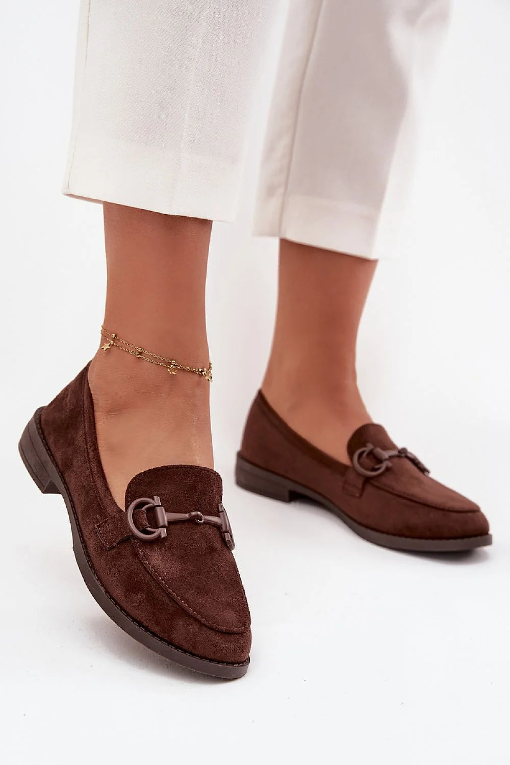 mocassins femme suède écologique daim marron chocolat boutpointu empeignebasse slipon morsmétallique surpiqûresdecoratives semelleplate petit talon confortable polyvalent bureau ville chic