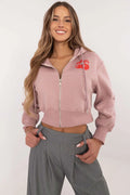 Veste à capuche pour femme style casual rose pâle jersey-coton court ajusté fermeture éclair motif cerise manches élastiques look moderne urbain portée quotidienne