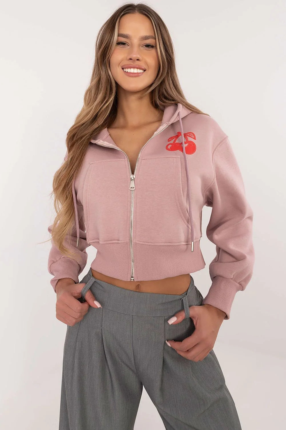 Veste à capuche pour femme style casual rose pâle jersey-coton court ajusté fermeture éclair motif cerise manches élastiques look moderne urbain portée quotidienne