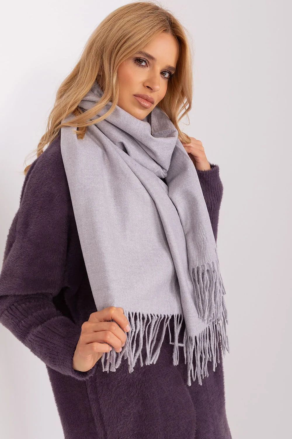 écharpe femme oversize rectangulaire gris clair uni longues franges effilées aspect laineux doux chaleureux 196cm polyester