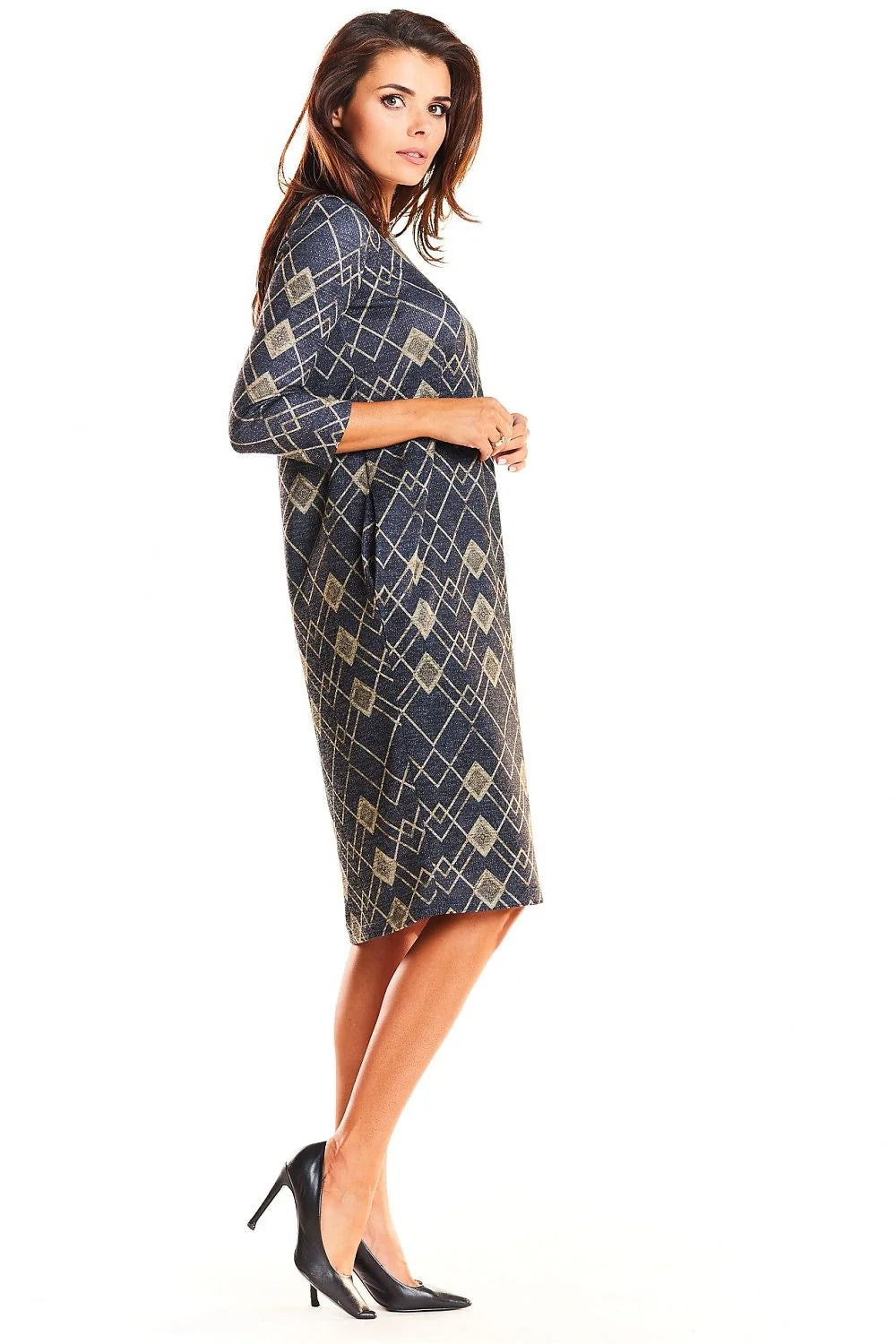 Robe élégante en tissu tricoté bleu marine motifs géométriques chic manches trois-quarts col rond