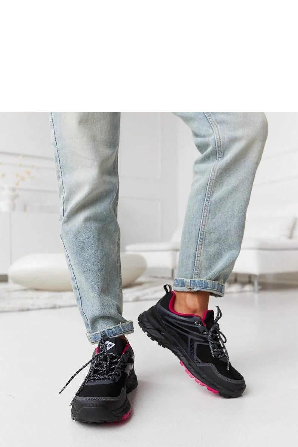 Sneakers femme modernes sportives noires avec accents gris et rose vif, confortable, semelle caoutchouc, respirante, tendance, occasion quotidienne, activité physique, style urbain