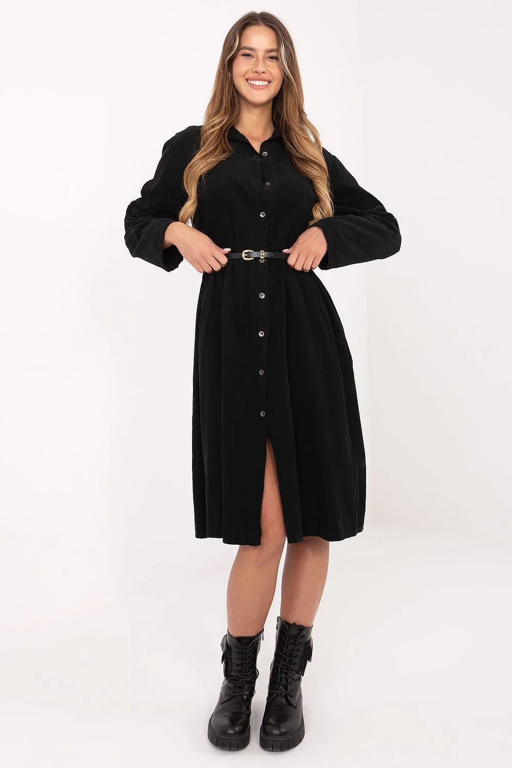 robe chemise midi noire velours côtelé col boutonné fente centrale manches longues bouffantes taille marquée ceinture boucle dorée coupe évasée