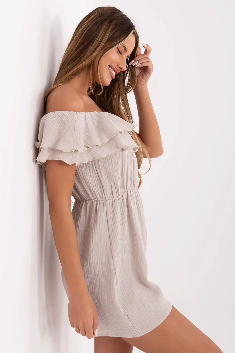 Combinaison Italy Moda estivale élégante courte sans manches encolure Bardot volants détails en gaze de coton beige doux ajustable femmes