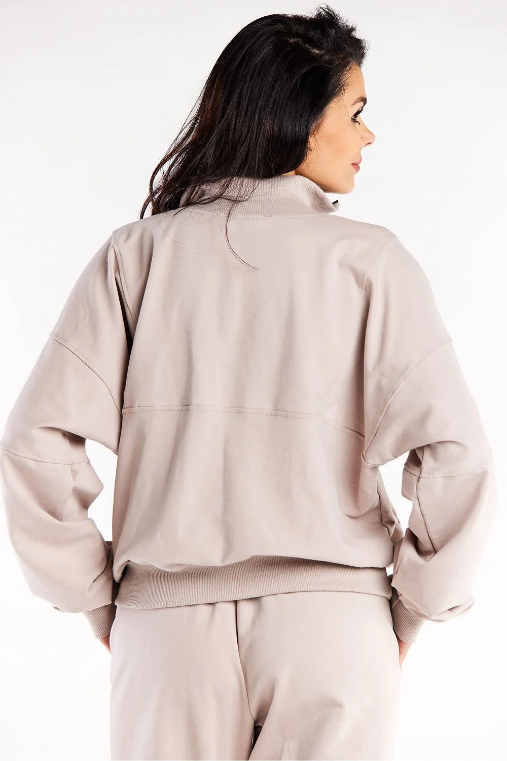 ensemble femme moderne minimaliste semiajusté col zippé contrasté noir taille élastiquée pantalon jogger jambes larges coton mélangé taupe