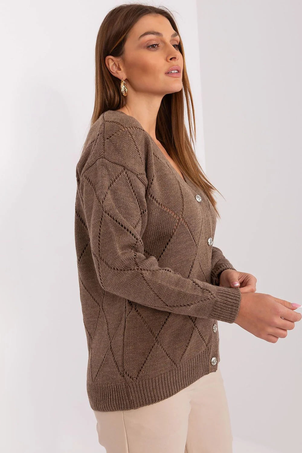 cardigan femme taupe maille tricotée douce ajourée losanges pointelle manches longues col V boutons argentés coupe ajustée côtelée ourlet poignets
