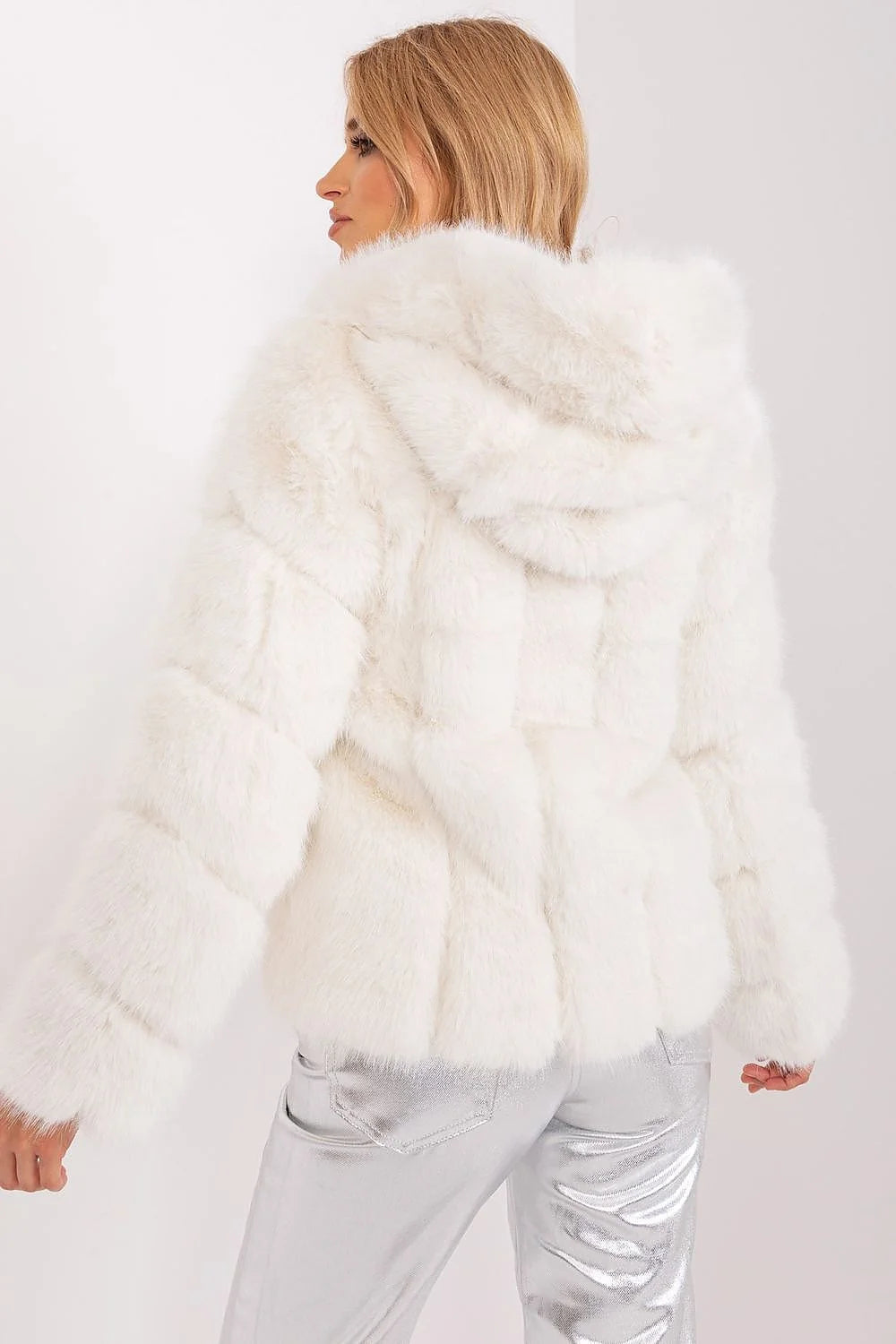 Veste élégante en fourrure fausse blanche longue coupe droite style classique hiver femmes occasion spéciale