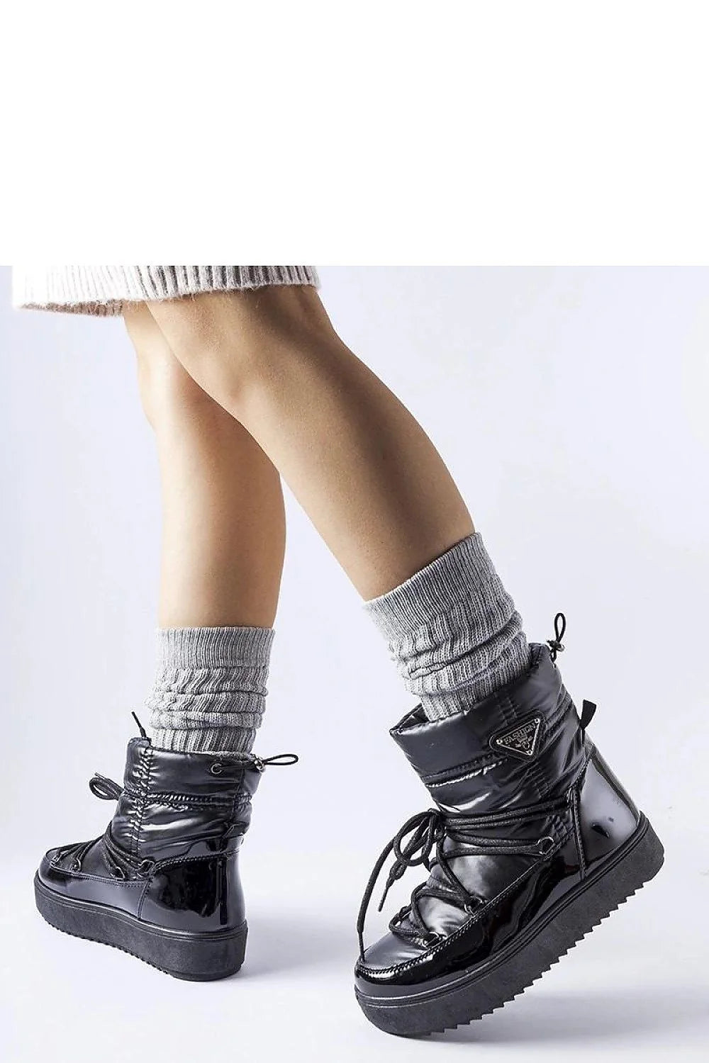 Bottes de neige Solea femmes matériau brillant couleur noire design moderne lacets zigzag doublure chaudes occasions hiver urbain