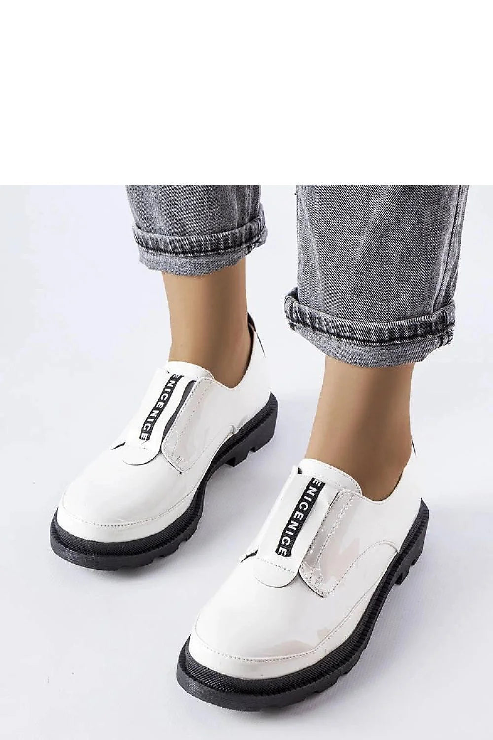 Chaussures basses modernes pour femmes, design épuré, semelle épaisse, vegan, blanc contrastant, style casual-chic, collection Legget