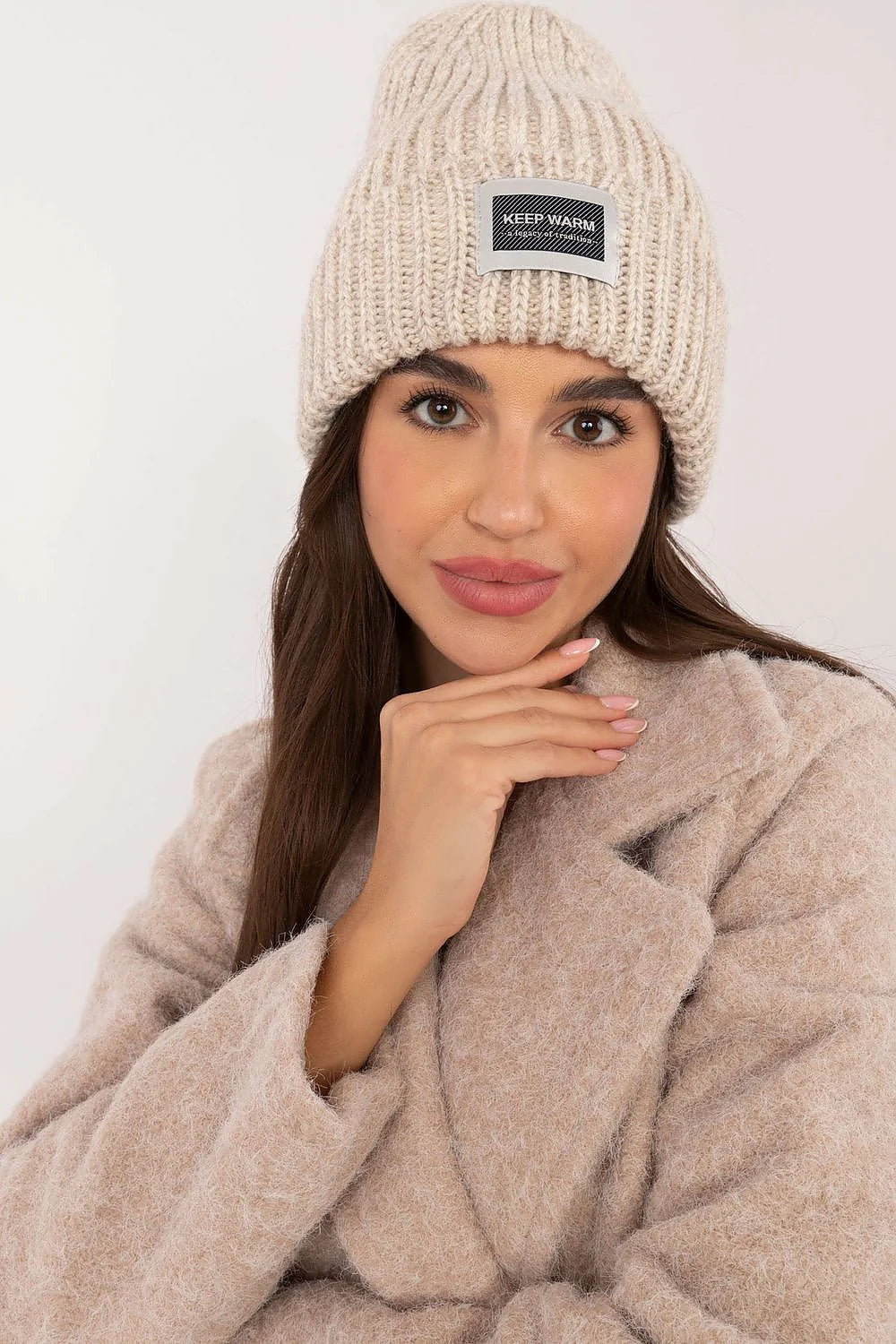 Bonnet tricot femme en acrylique beige à encolure côtelée et patch 'KEEP WARM' style casual hiver