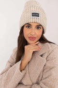 Bonnet tricot femme en acrylique beige à encolure côtelée et patch 'KEEP WARM' style casual hiver