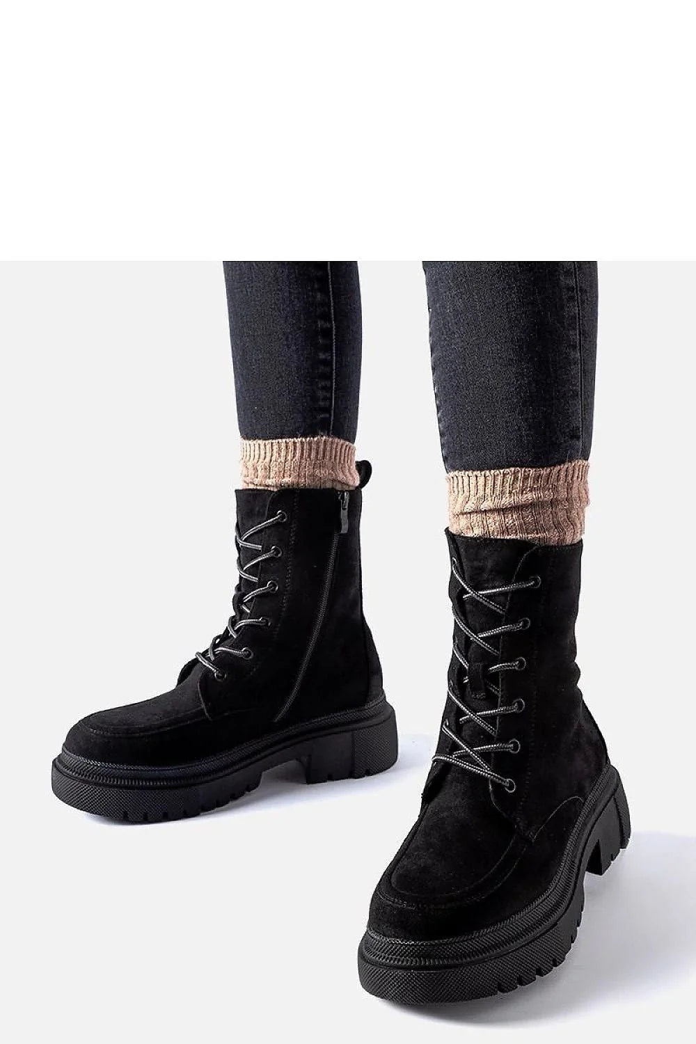 bottines montantes noires suédine synthétique style combat urbain semelle plateforme crantée épaisse amortissante antidérapante maintien cheville lacets œillets fermeture latérale