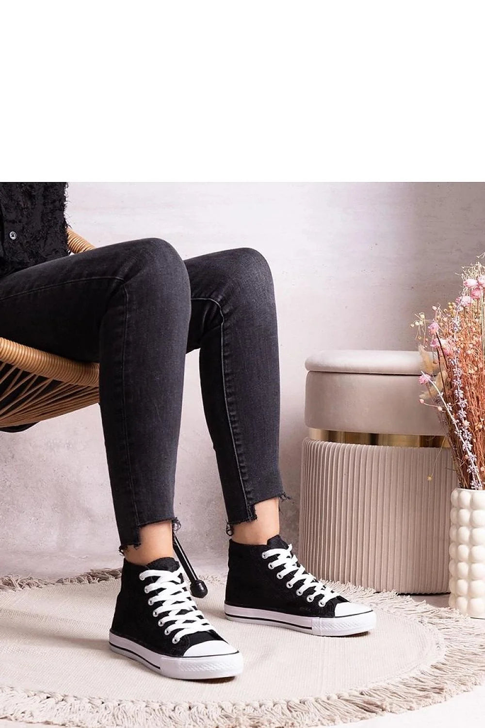 Baskets montantes femme design classique noir semelle blanche lacets blancs conforturable tige haute streetwear casual