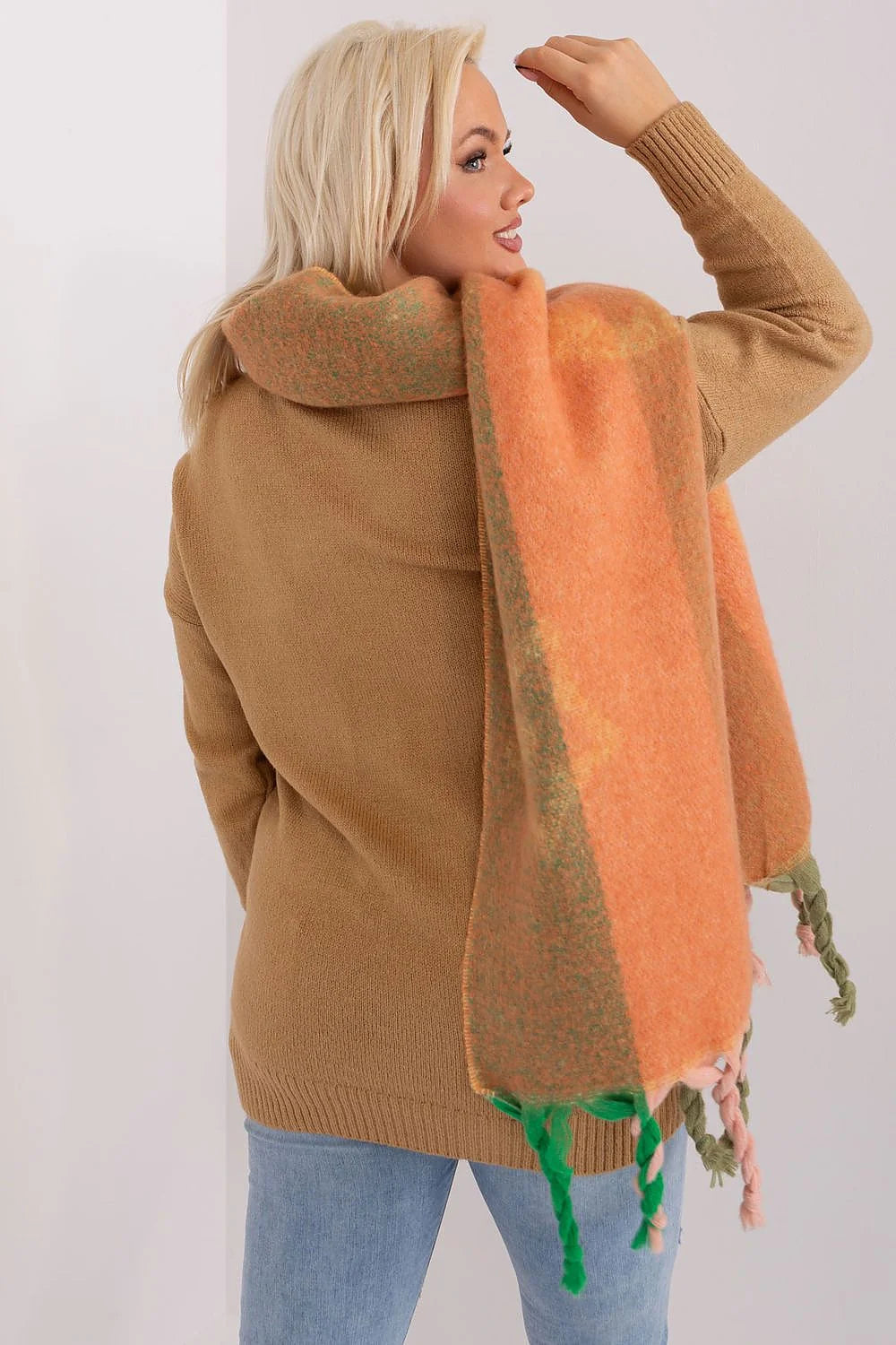 Écharpe femme élégante moderne coloris orange vert motifs blocs couleurs longue franges torsadées douce chaleur hiver