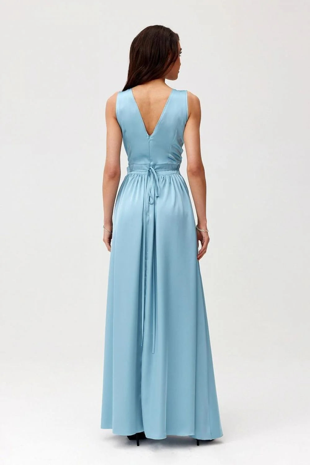 Robe de cocktail élégante longue sans manches décolleté V satin bleu clair taille ajustée fleur décorative fente haute femme