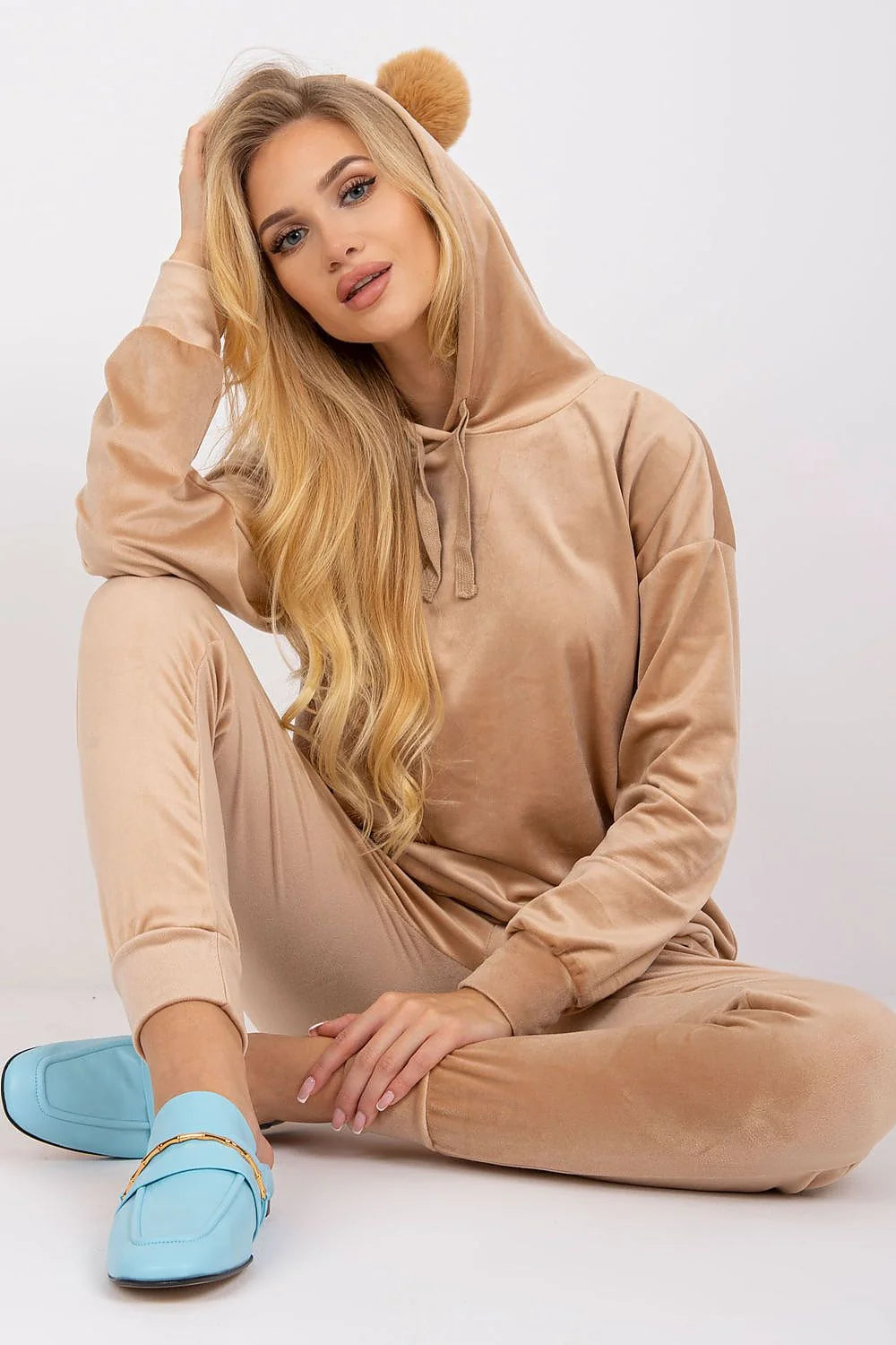 Ensemble loungewear velours beige femme chic décontracté, confort absolu, idéal détente à domicile