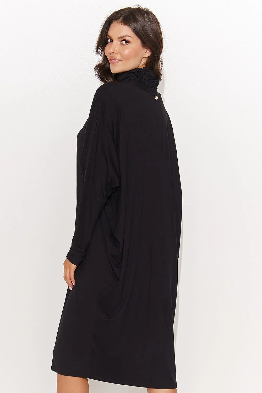 Robe moderne élégante oversize col roulé maille viscose noire femmes genou longueur ample plis subtils