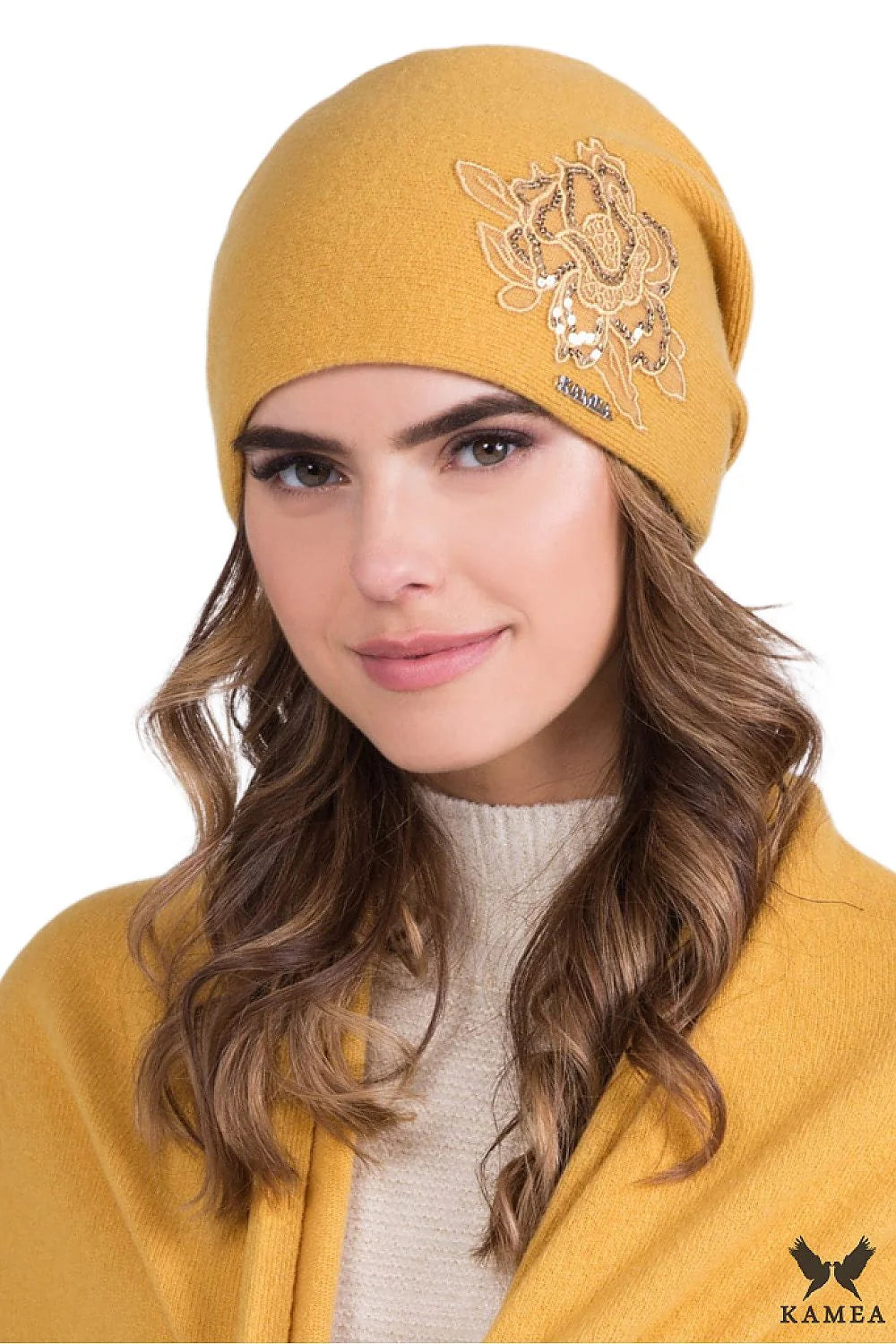 Bonnet pour femme chic style slouchy couleur moutarde broderie florale laine doublée logo Kamea