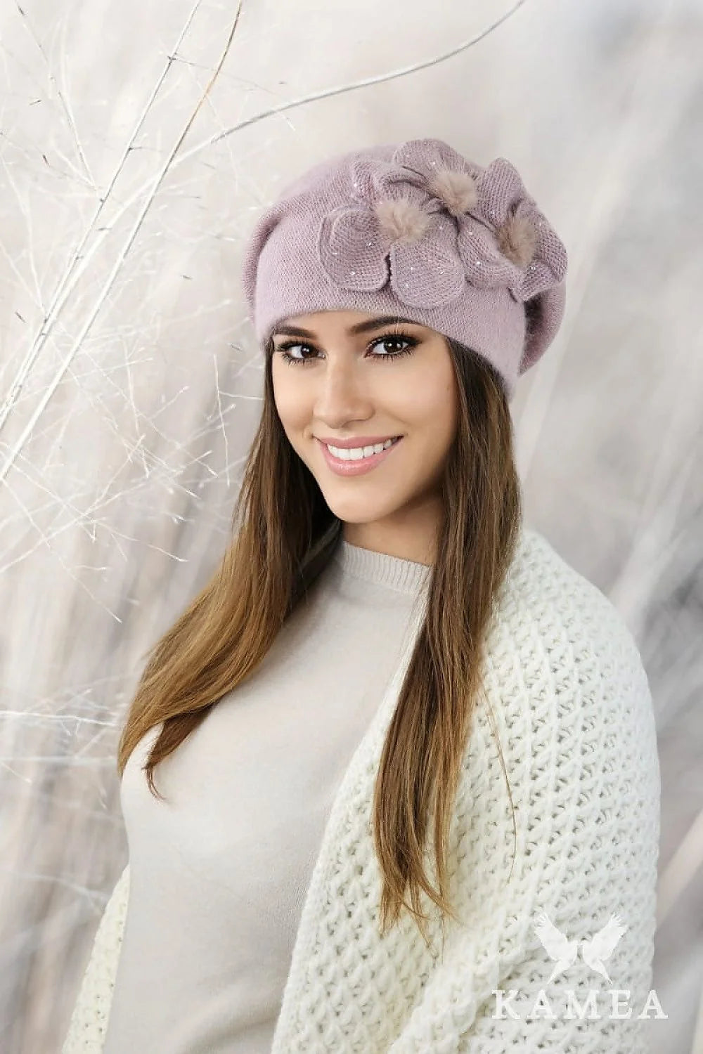 Béret élégant pour femmes en laine douce couleur lavande fleurs perles mode hiver accessoire chic ajusté confortable