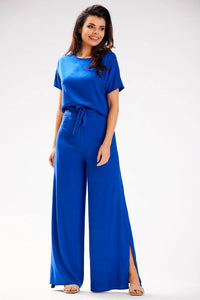 combinaison femme élégante contemporaine bleu cobalt manches courtes encolure ronde taille cintrée ceinture nouée pantalon palazzo jambes larges