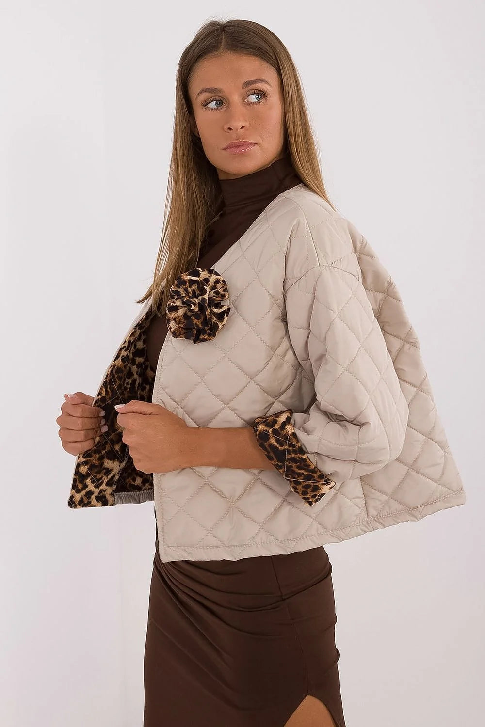 Veste Italy Moda matelassée beige pour femme, manches longues, motifs léopard, broche fleur, style moderne, coupe courte, polyester, automne-hiver-printemps