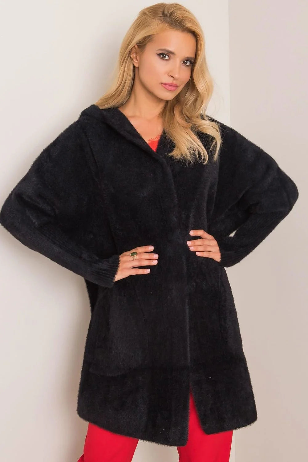 manteau féminin oversize capuche pelucheux noir chaud minimaliste élégant mi cuisses manches chauve souris fermeture invisible angora laine viscose polyester