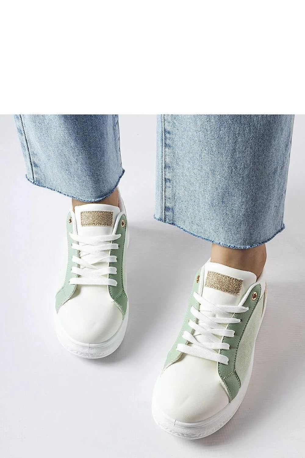 Baskets féminines contemporaines en cuir et daim blanc vert pâle doré, style élégant, coupe basse, semelle caoutchouc, confort maximal