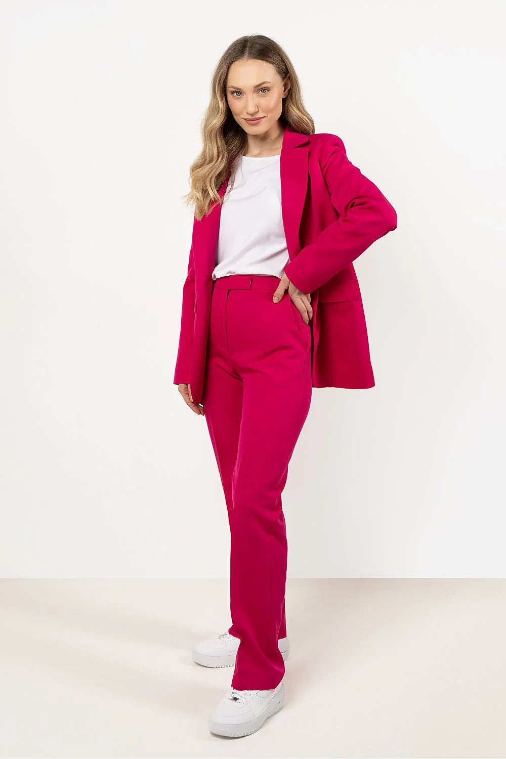 Costume femme moderne audacieux veste cintrée épaules structurées pantalon droit fuchsia taille haute ceinture intégrée occasion spéciale