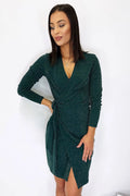 robe courte portefeuille vert émeraude pailletée manches longues décolleté plongeant drapé noué fente asymétrique genou cintrée maille scintillante