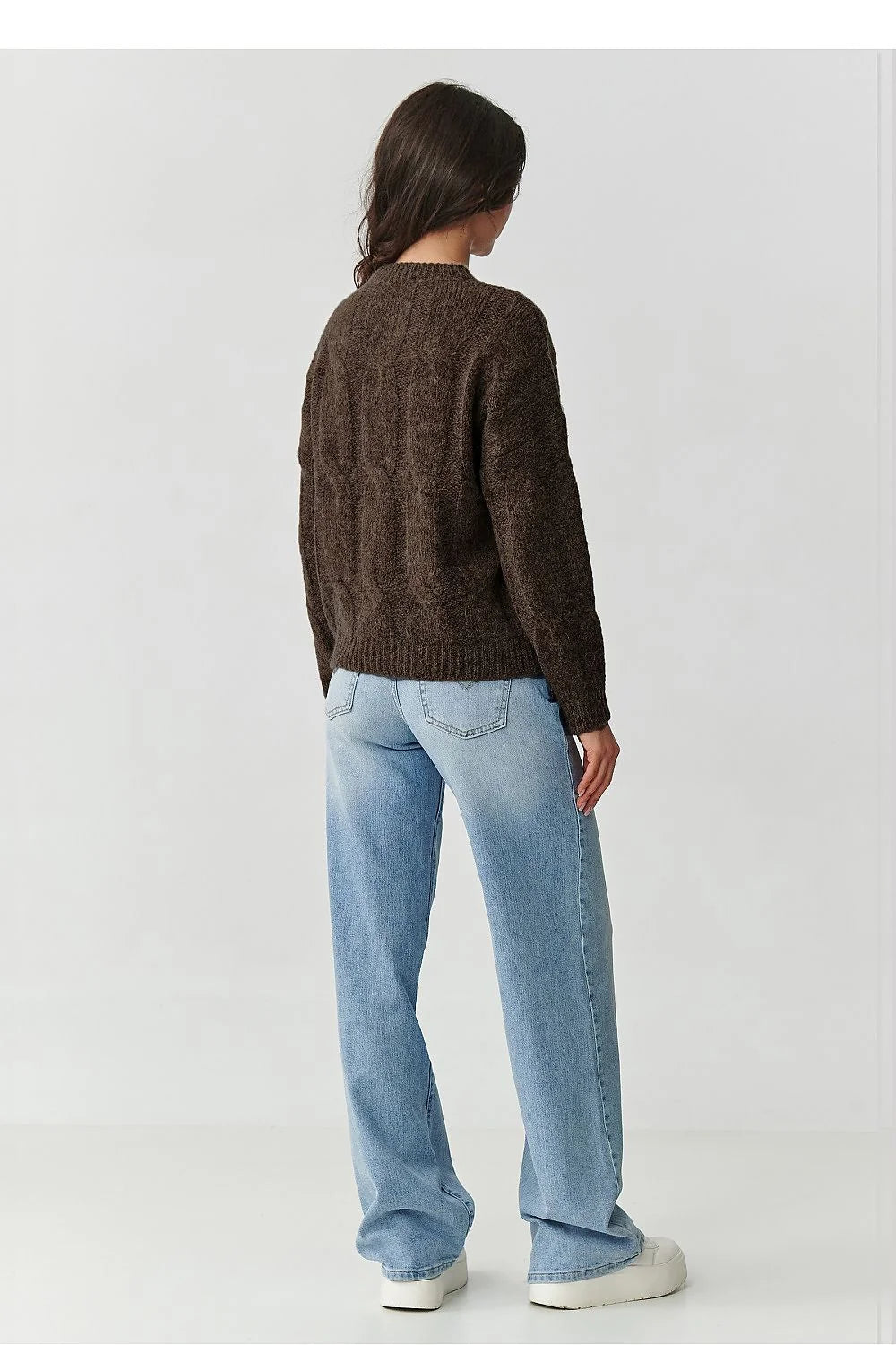 pull femme oversize maille brossée brun chocolat col rond montant épaules tombantes manches longues bords côtes