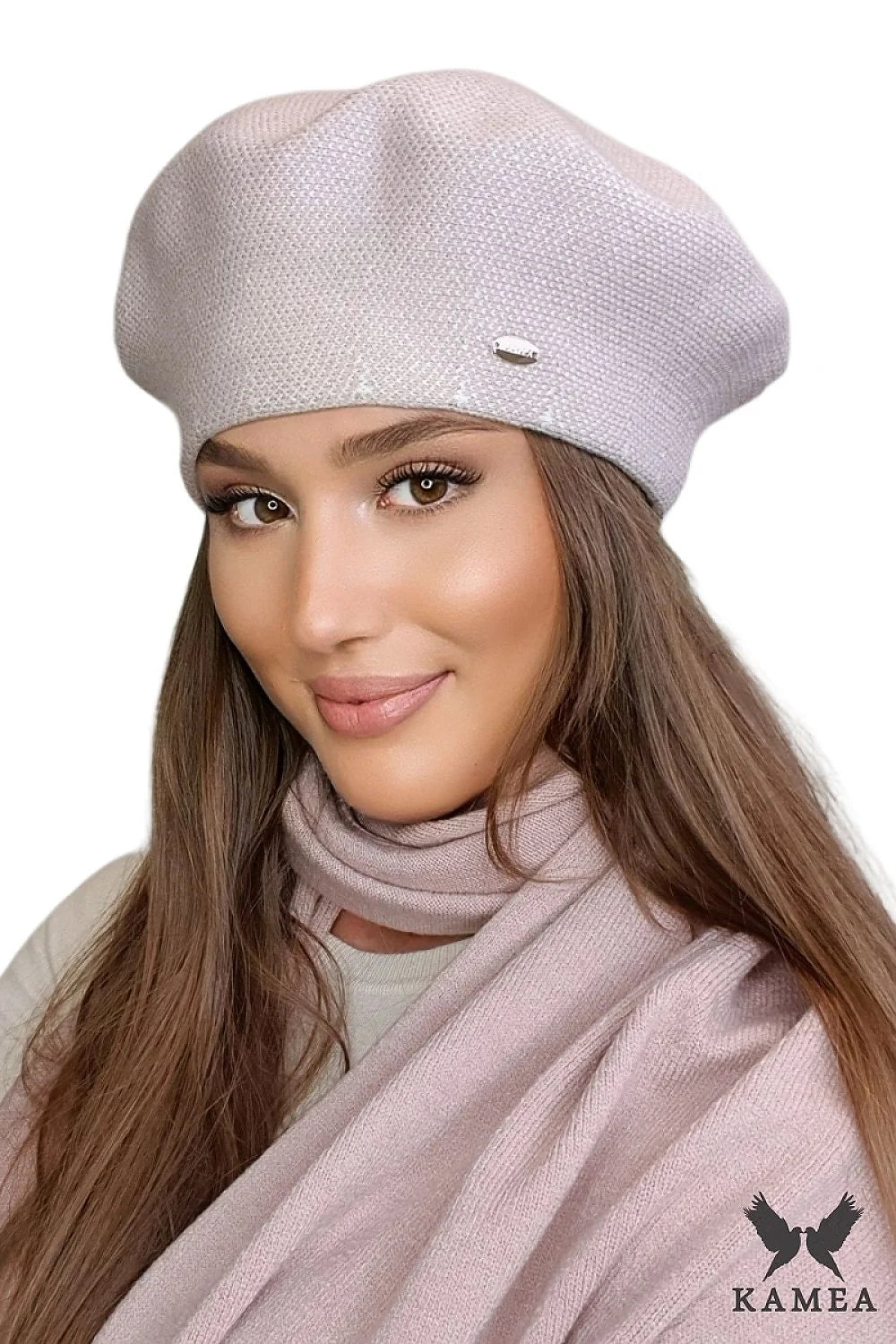 Béret Kamea en tricot, écharpe assortie, style classique, laine douce, accessoire féminin, mode intemporelle, occasion hivernale, confortable