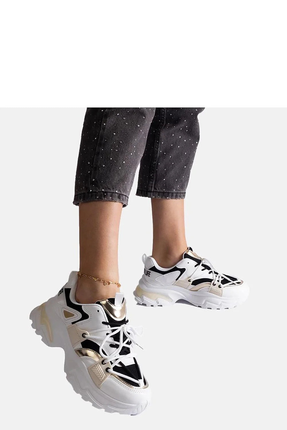Baskets urbaines audacieuses blanc et noir détails dorés cuir écologique semelle épaisse lacets personnalisables femme