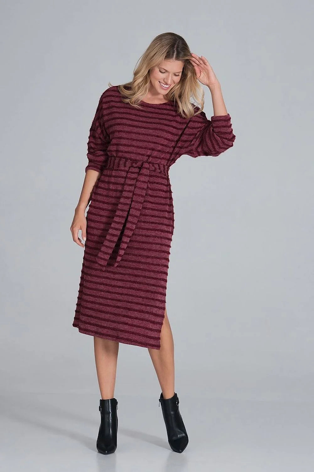 Robe tricot rayée grise élégante et décontractée avec ceinture pour un style chic quotidien