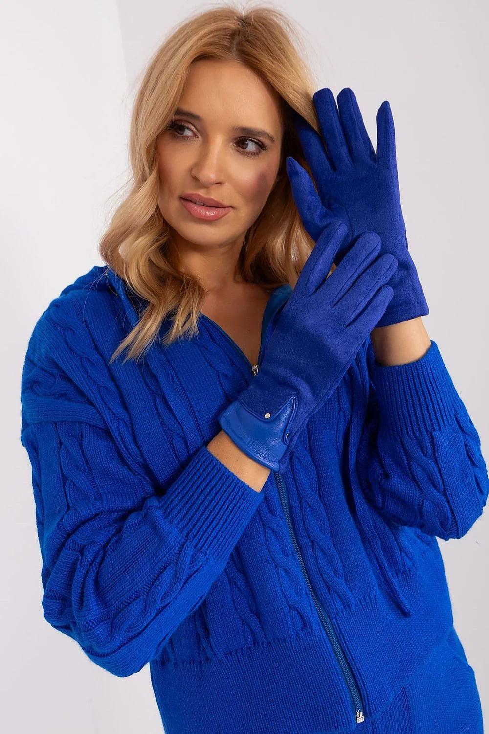 blouson capuche maille torsadée bleu roi coupe ajustée fermeture éclair métal gants suédine assortis embout tactile