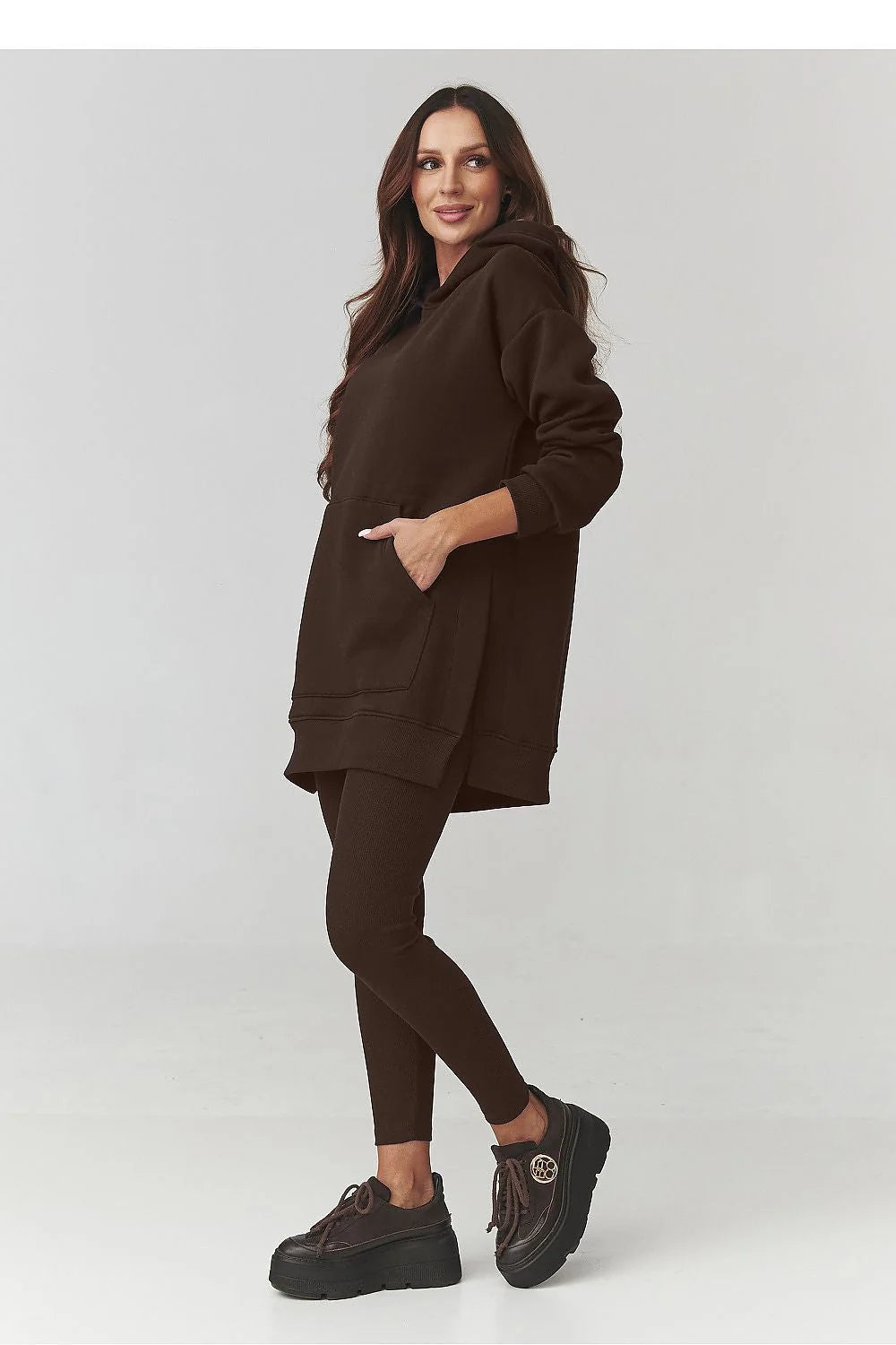 ensemble sweat capuche oversize long marron chocolat molleton doux poche kangourou poignets bordcotes fentes laterales leggings cotelés moulants stretch confortable