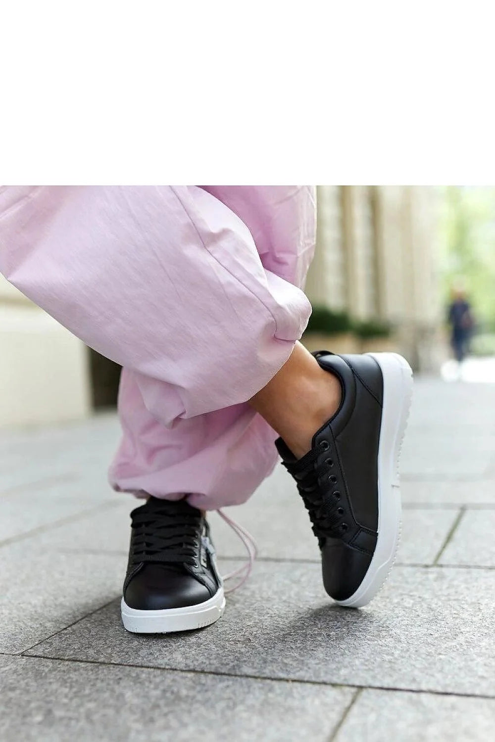 Baskets modernes pour femmes en cuir écologique noir style urbain élégance sobriété coupe basse confort maximal sneakers mode