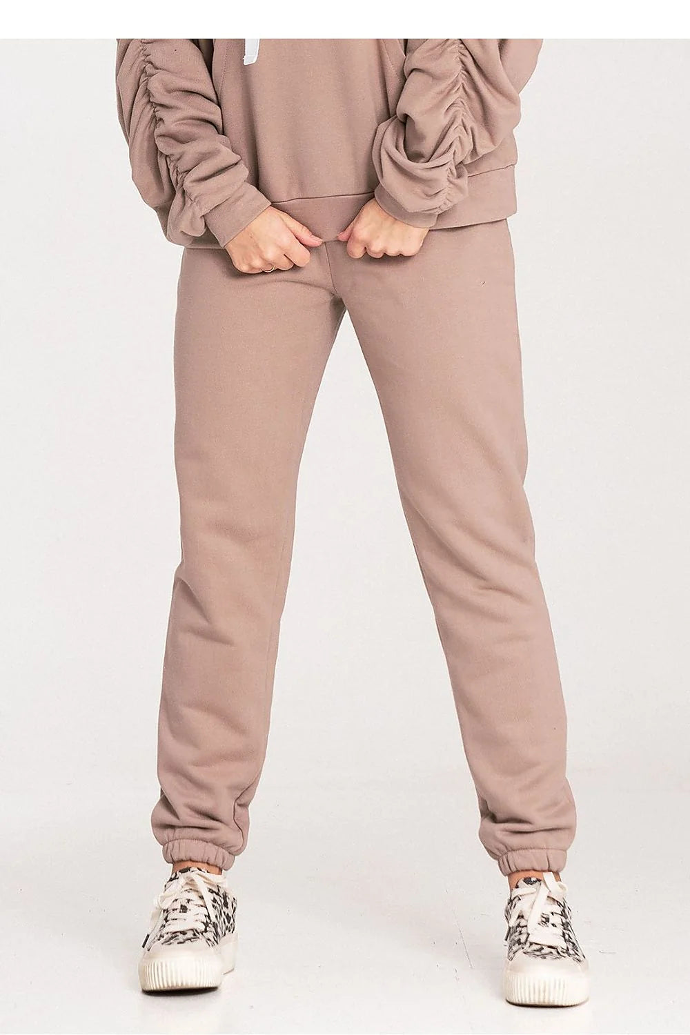 décontracté femme taupe sweatshirt molletonné manches froncées encolure ronde ample pantalon survêtement taille mi haute jambe fuselée bas resserré baskets
