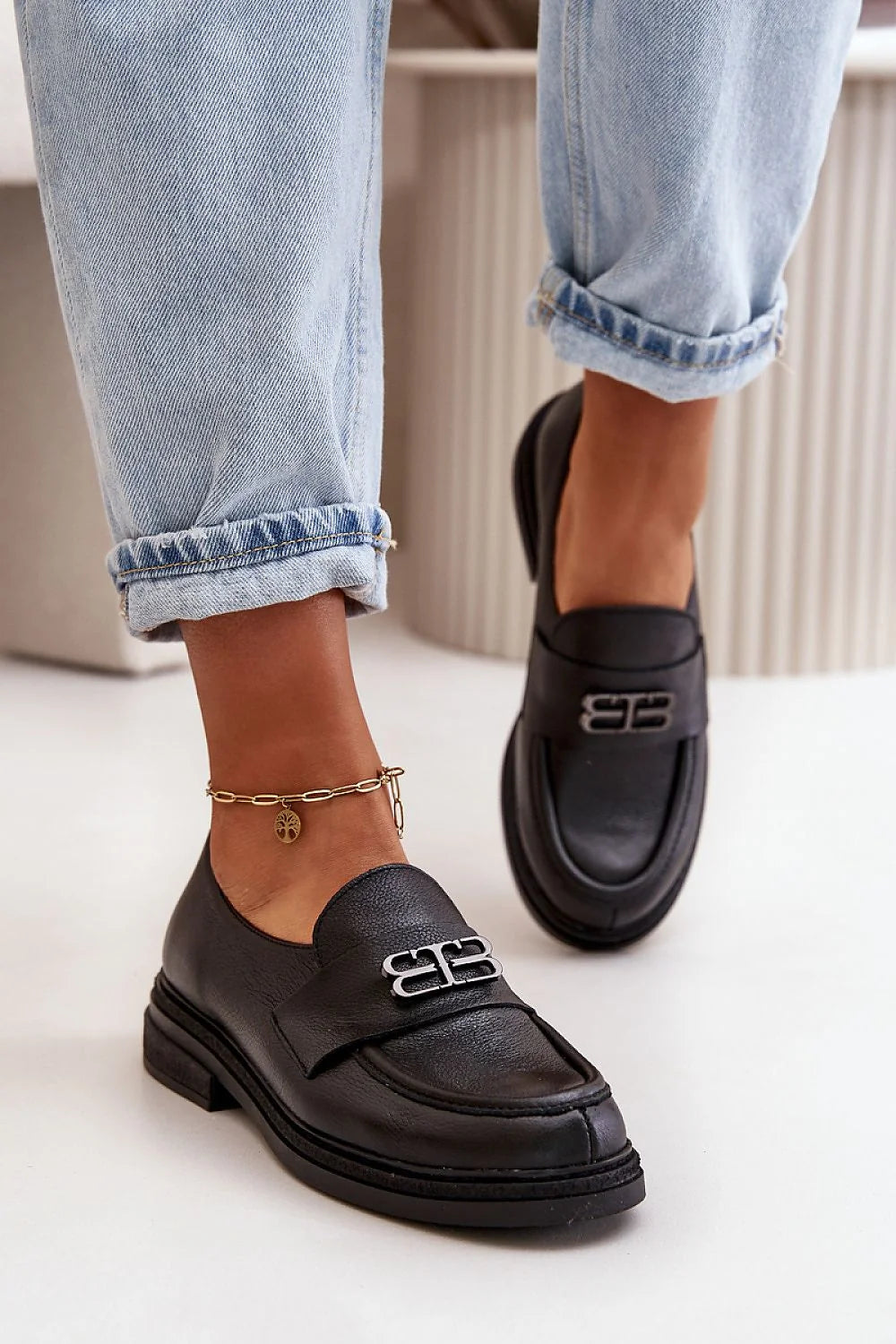Chaussures basses pour femmes en cuir naturel noir, style classique élégant, détails métalliques, chaîne dorée, talon 3.5 cm, cuisse 5.5 cm, idéales pour tenues décontractées et habillées