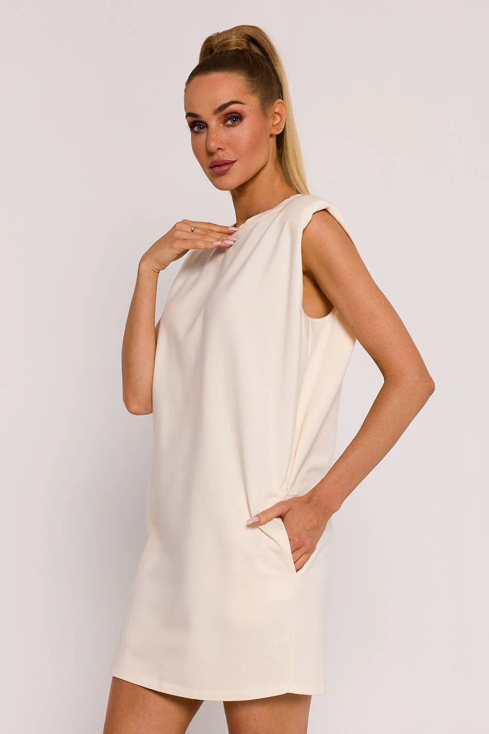 Robe de jour moderne pour femme, design épuré, coupe oversize sans manches, épaulettes, coloris crème, matière douce, conçue en Pologne, style élégant