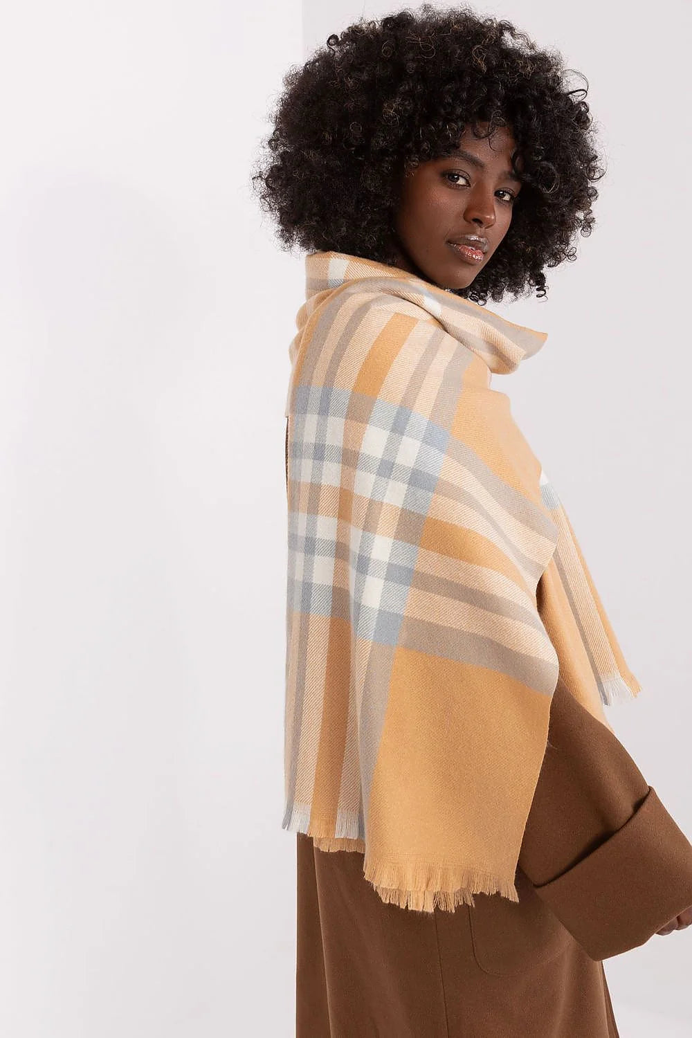 écharpe carreaux colorés châle plaid oversize camel beige blanc cassé bleu pâle polyester doux confortable bords effilochés longueur généreuse