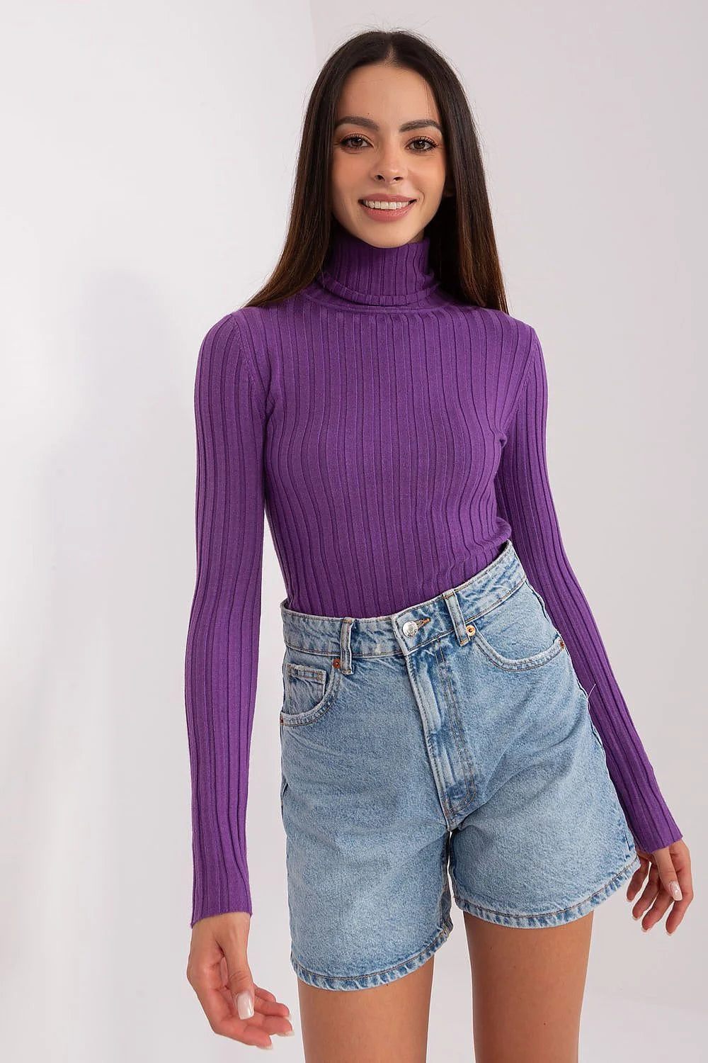 Col roulé ajusté violet profond et short en jeans bleu clair femme mode élégance confort taille ajustable