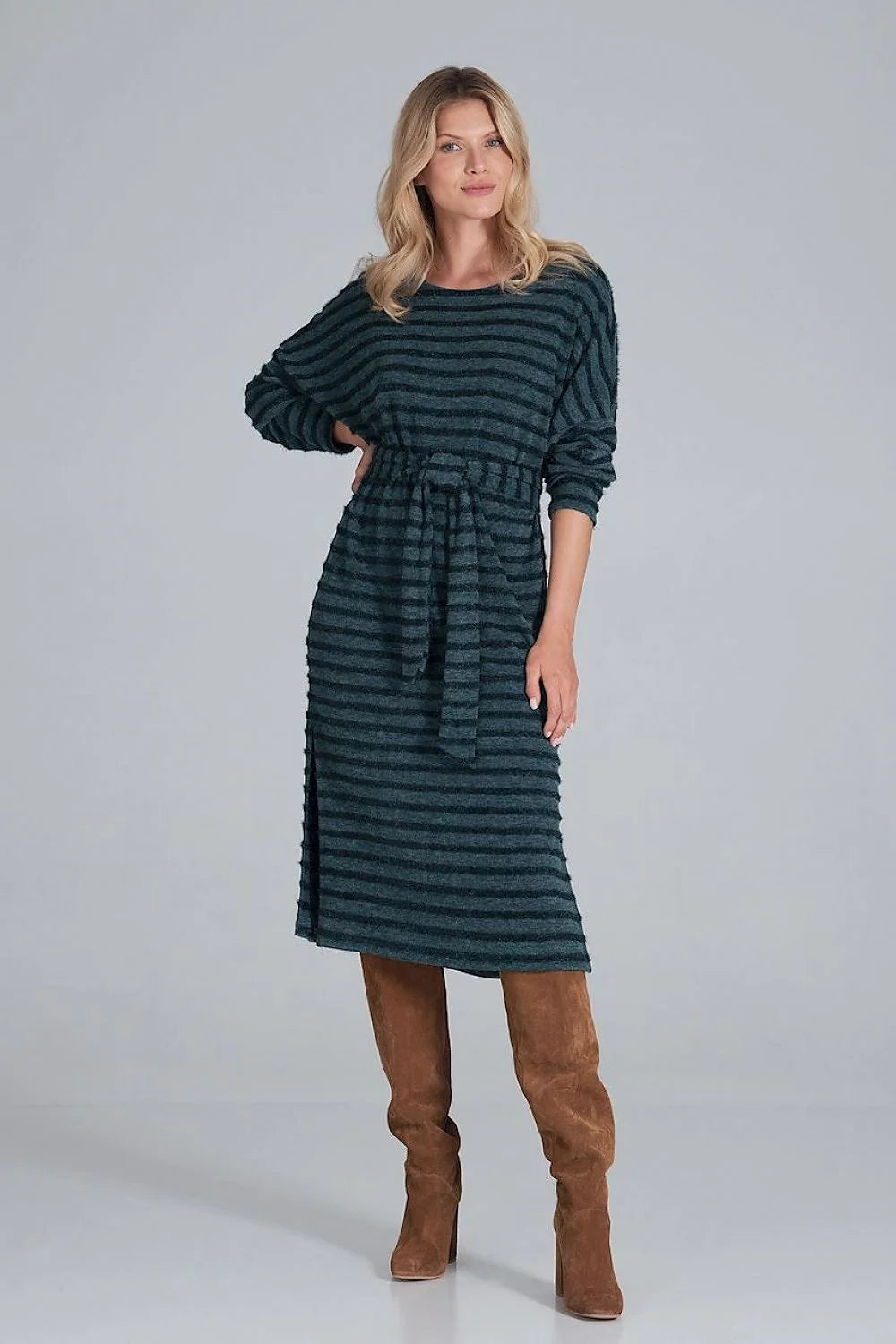 Robe tricot rayée grise élégante et décontractée avec ceinture pour un style chic quotidien