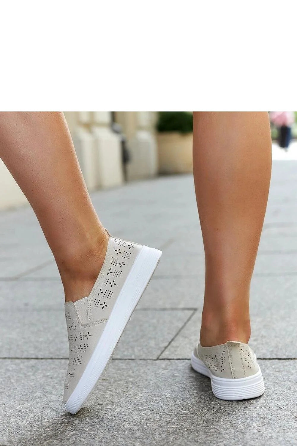 Baskets slip-on femmes design moderne beige perforations orteil arrondi semelle caoutchouc confort adhérence estivale mode