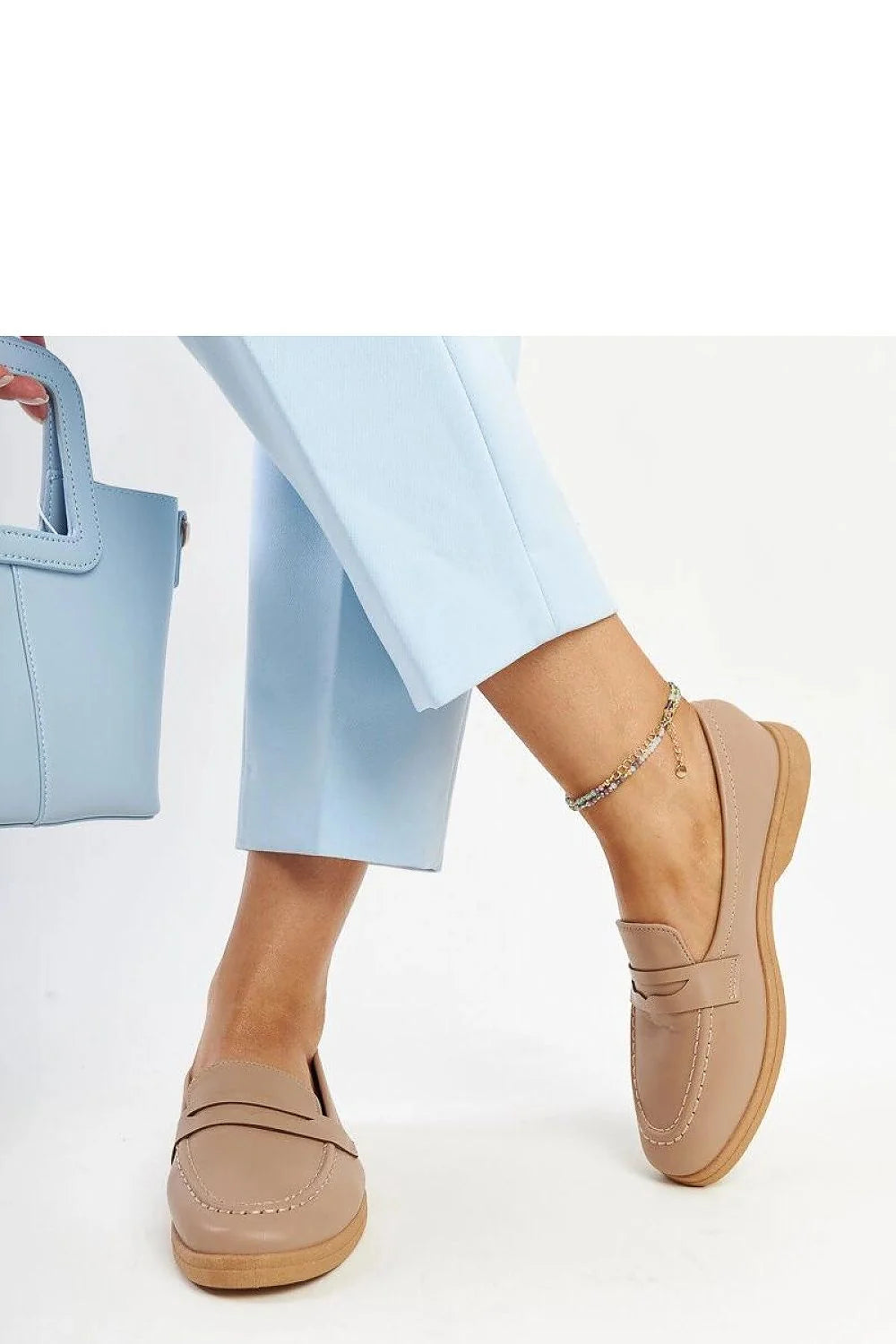 Mocassins classiques femme cuir écologique beige clair bout en amande semelle marron clair surpiqûres discrètes pantalon droite ajustée bleu clair sac main imitation cuir