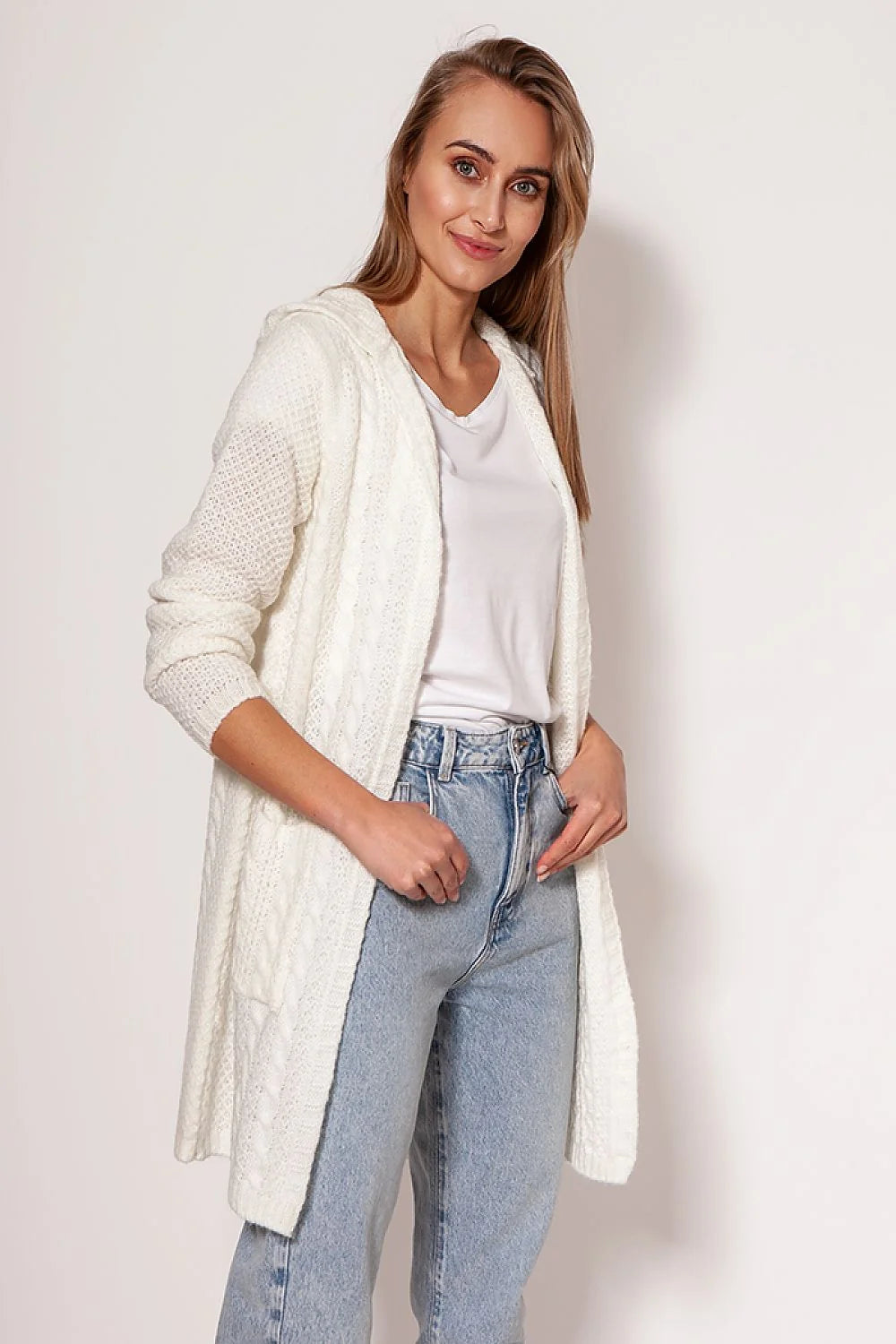 Cardigan pour femme en maille tricoté rouge vibrant, coupe ample, manches longues, capuche intégrée, deux poches, matériau mixte, confortable et élégant