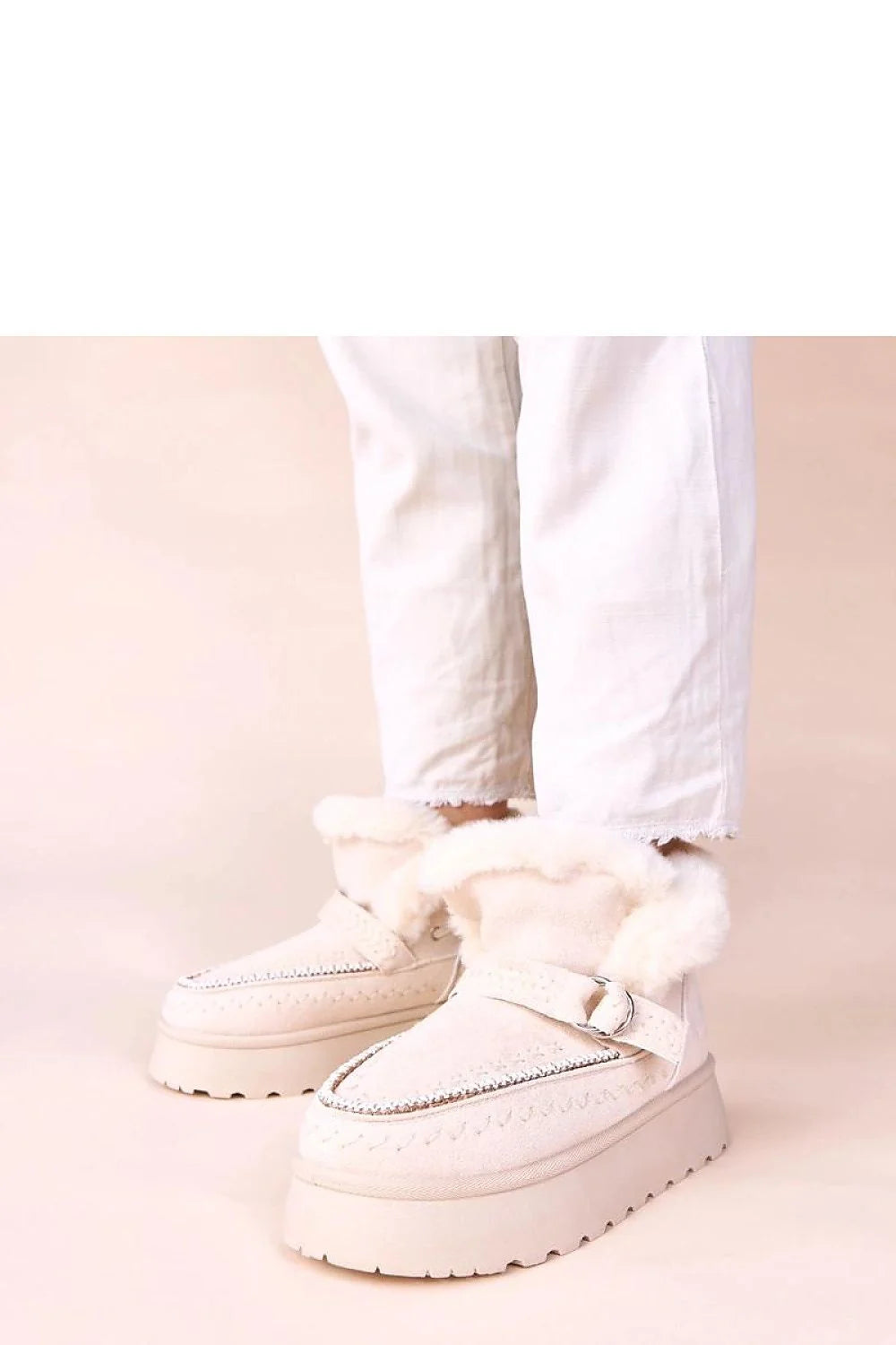 bottes neige femme beige suédine broderie décorative fourrure doublure plateforme crantée antidérapante mocassin boucle couture confort isolante élégantes
