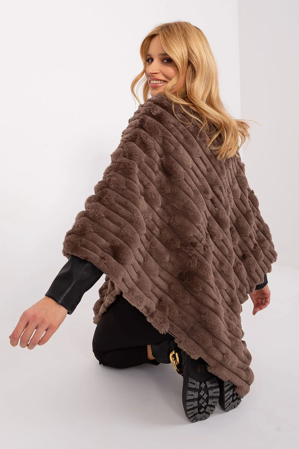 Poncho en fausse fourrure pour femme, style élégant, texture en bandes horizontales, couleur marron chocolat, coupe ample et asymétrique, doublure lisse, matériau polyester, occasion spéciale et quotidienne, accessoire chic et confortable