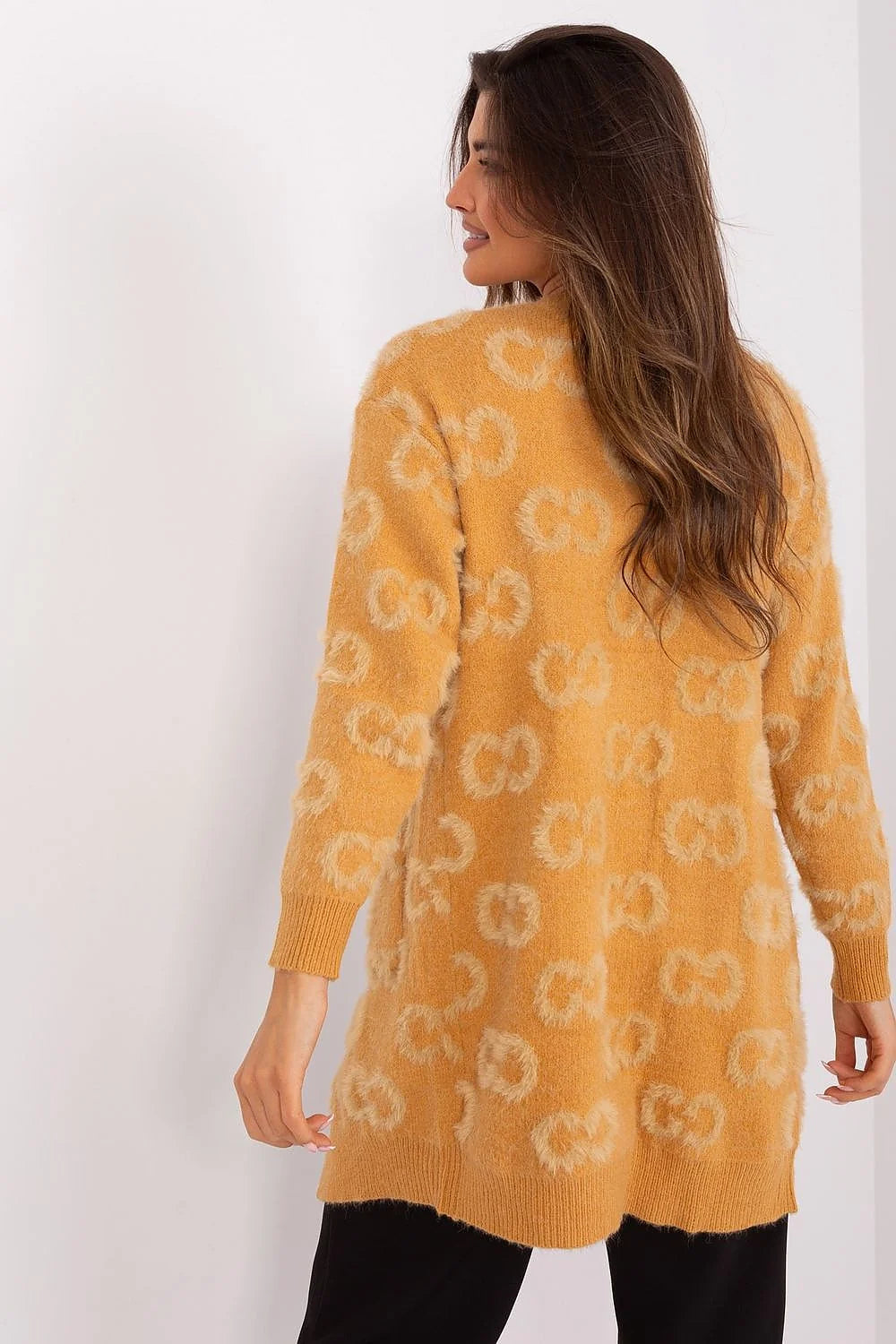 Cardigan femme style décontracté moderne motif pois flou jaune moutarde beige clair long manches longues poches côtelées