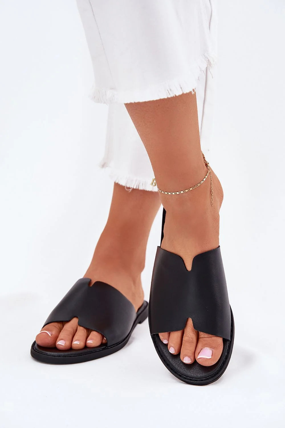 sandales femmes minimalistes noires mules plates empeigne large découpe V bout ouvert maintien orteil semelle légère confortable cuir artificiel
