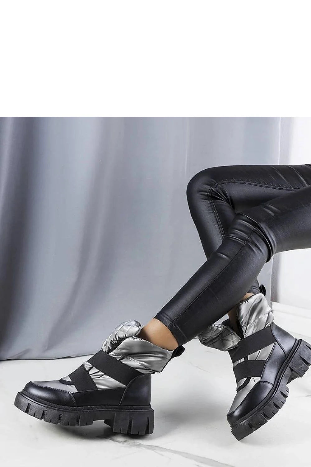 Bottes de neige pour femmes, design urbain audacieux, cuir synthétique noir, tissu matelassé argenté, semelle épaisse, fermeture élastique croisée, idéales pour les journées froides, style moderne et fonctionnel